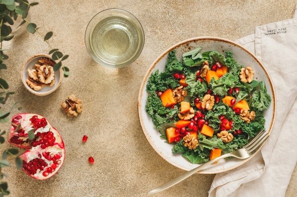 ¿Cómo hacer una ensalada Caesar con pollo asado y picatostes?