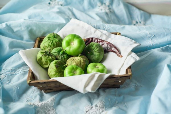 ¿Cuál es la técnica para preparar un arroz negro con calamares y alioli?