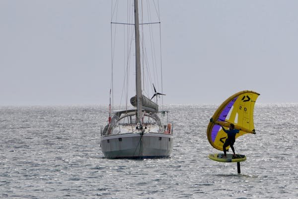 Descubre el emocionante mundo del foil wingfoil